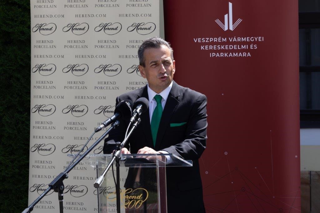 „Cirkuszi elefánt a porcelánmúzeumban”