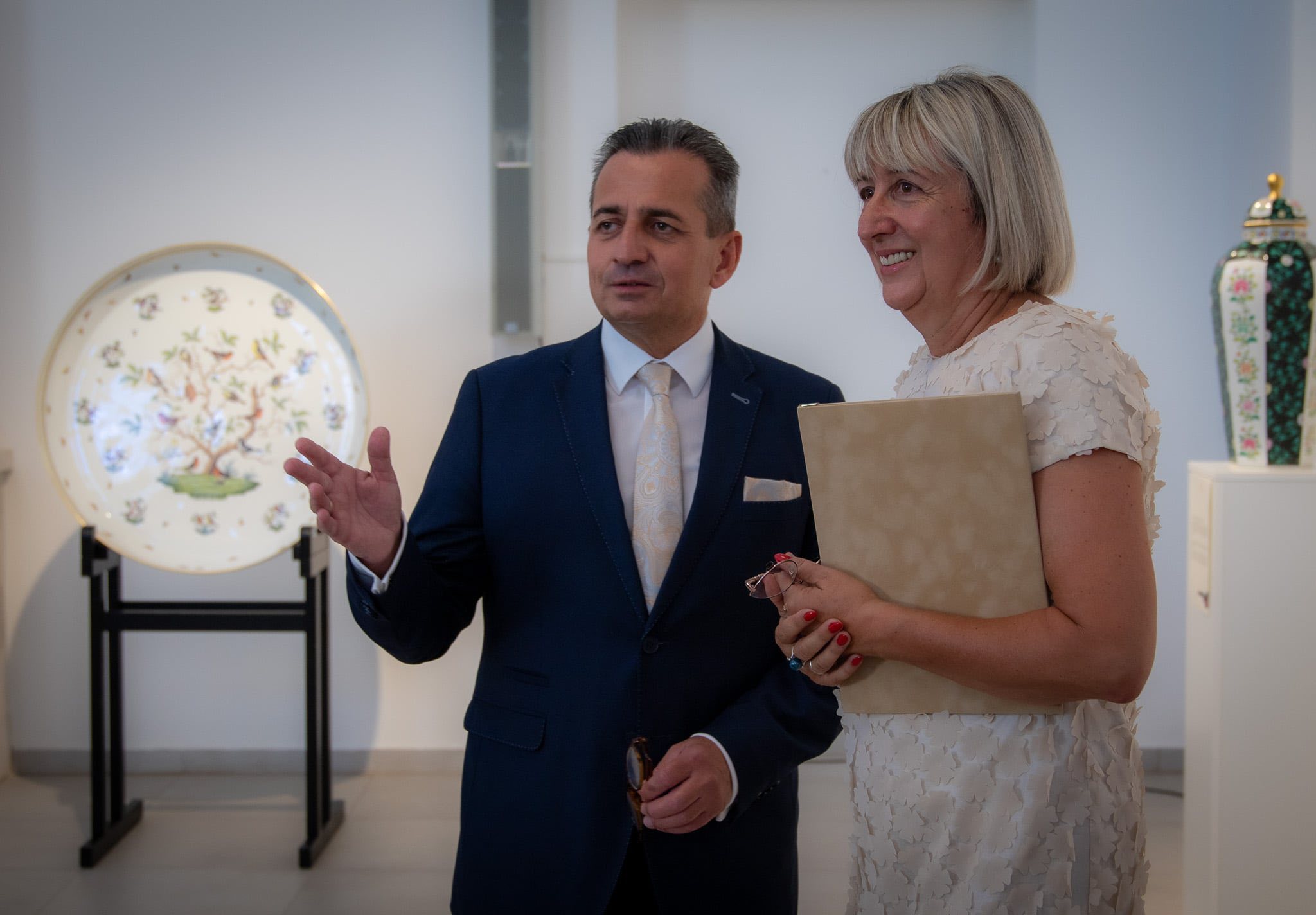 „Eleganciába öltöztetve – a Herendi porcelán rejtett arca”