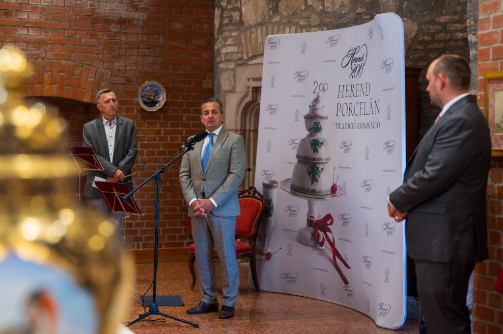 "Szent István városában: Herend 200” – különleges porcelánkiállítás nyílt az Esztergomi Vármúzeumban