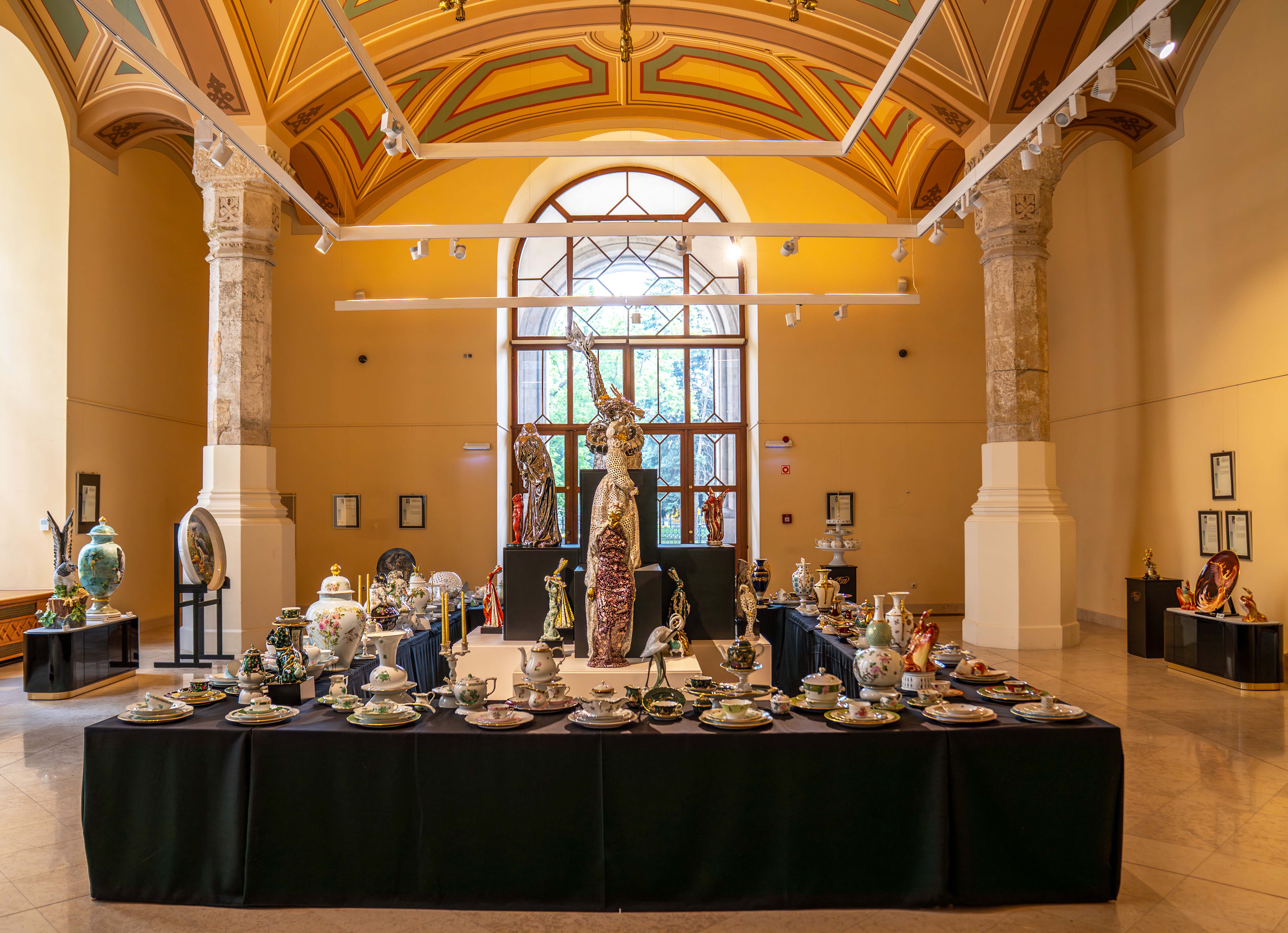 Megnyílt a Herendi Porcelánmanufaktúra bicentenáriumi kiállítása a Pesti Vigadóban